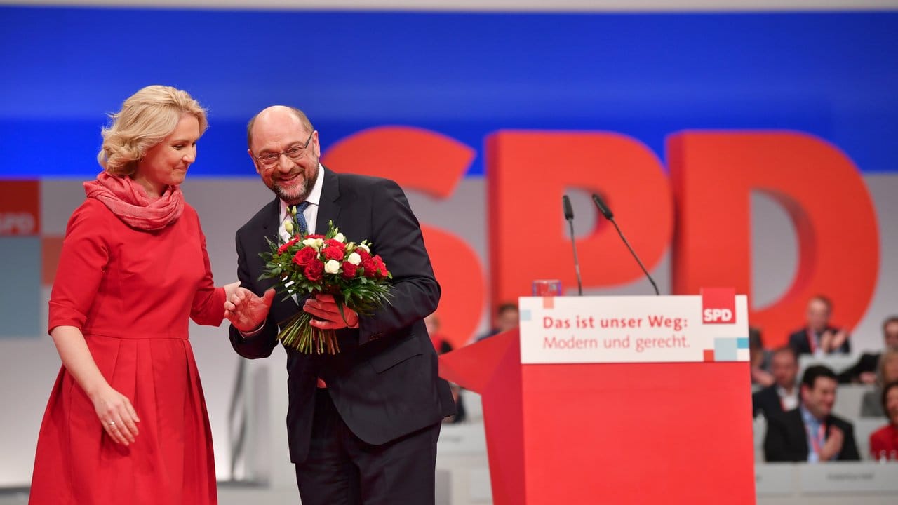 Manuela Schwesig gratuliert Martin Schulz zur Wiederwahl.
