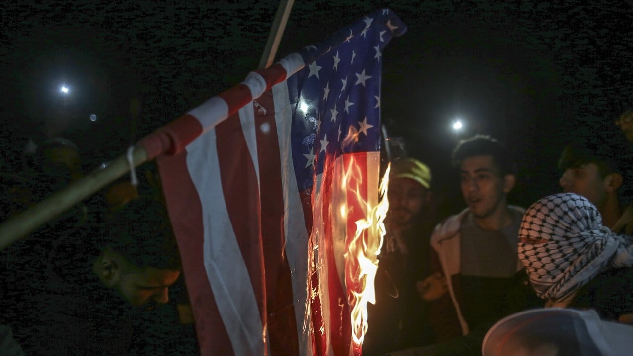 Fatah-Mitglieder verbrennen eine amerikanische Flagge in Gaza.
