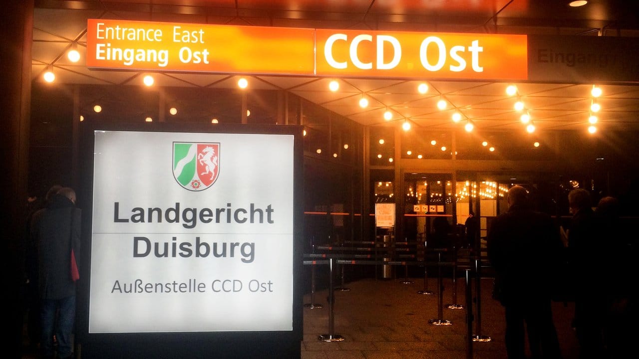Mehr als sieben Jahre nach dem Loveparade-Unglück in Duisburg mit 21 Toten beginnt in Düsseldorf der Strafprozess gegen zehn Beteiligte.