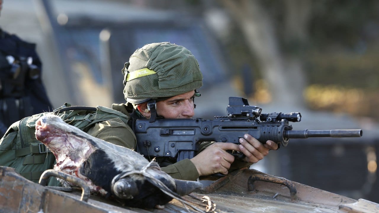 Israelische Soldaten liefern sich heftige Auseinandersetzungen mit palästinensischen Demonstranten.