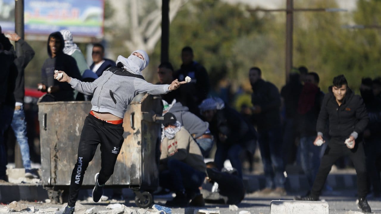 Auseinandersetzungen mit palästinensischen Demonstranten in Nablus.