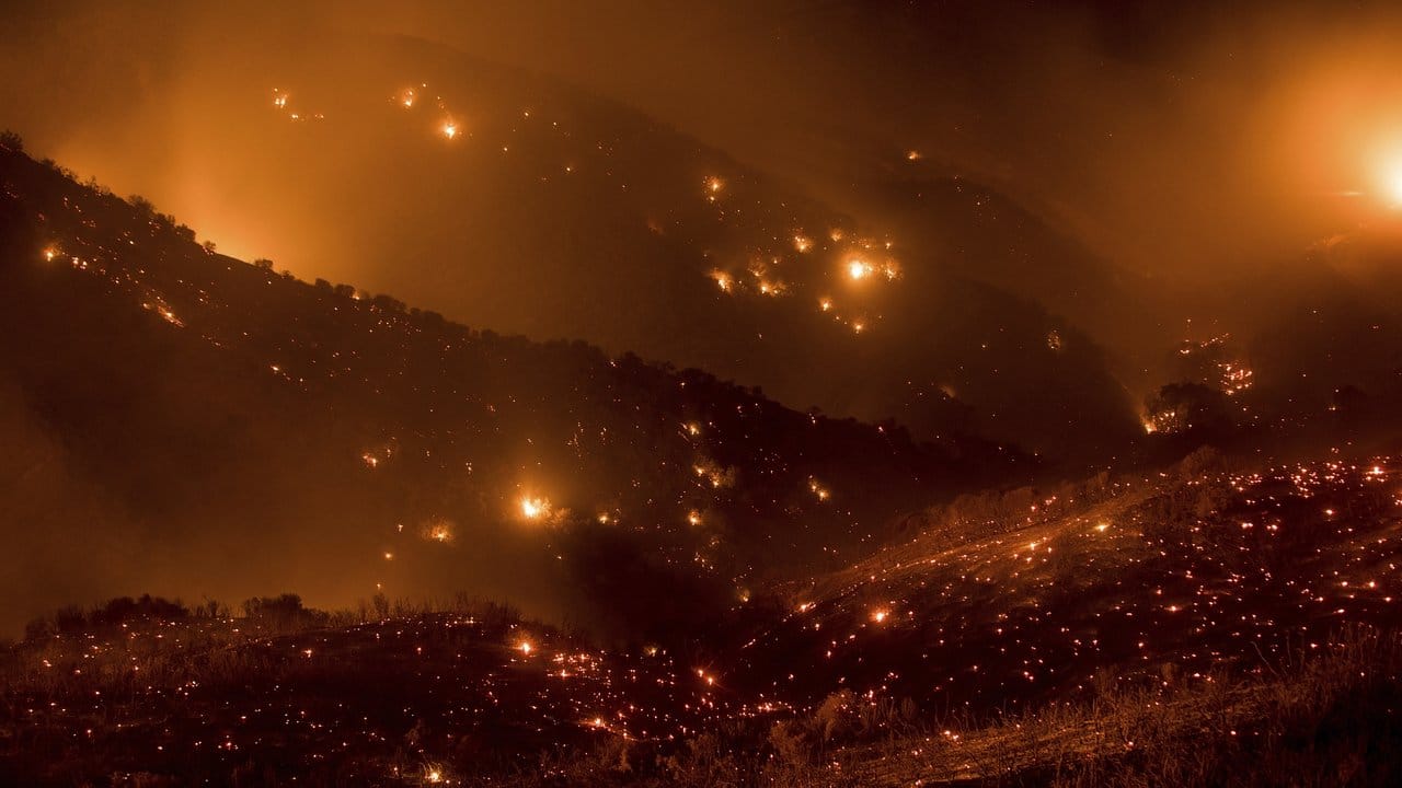 Klimaexperten machen die extreme Trockenheit und die seit Montag tobenden Santa-Ana-Winde für die Feuer im Süden Kaliforniens verantwortlich. Klimaexperten machen die extreme Trockenheit und die seit Montag tobenden Santa-Ana-Winde für die Feuer im Süden Kaliforniens verantwortlich.