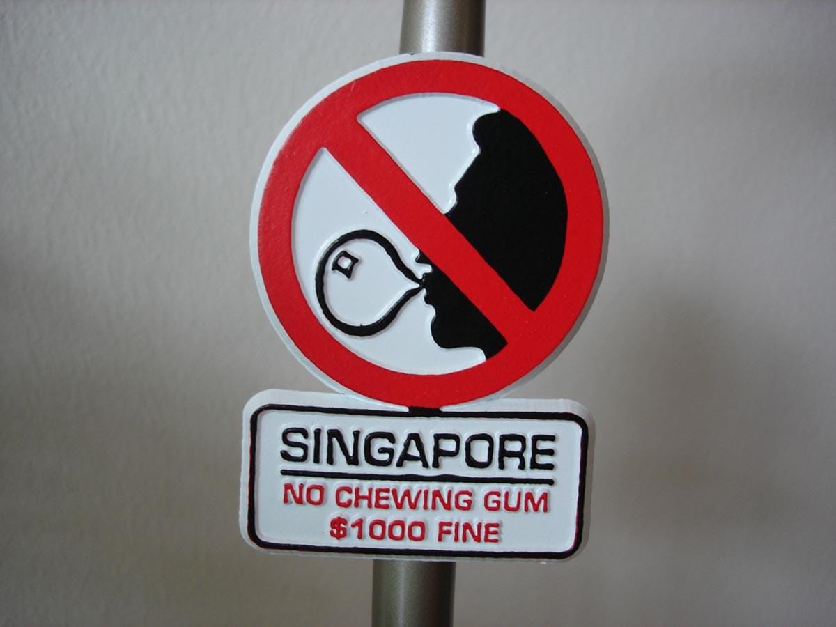 Schild weist auf Kaugummiverbot hin: Wird man in Singapur beim Kauen eines Kaugummis erwischt, droht eine hohe Geldstrafe.