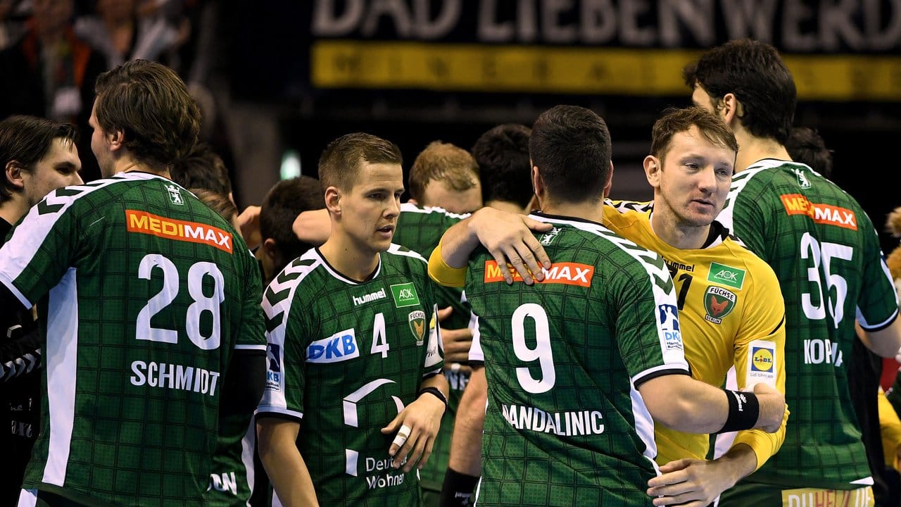 Die Handballer der Füchse Berlin bejubeln den Sieg im Spitzenspiel gegen die MT Melsungen.
