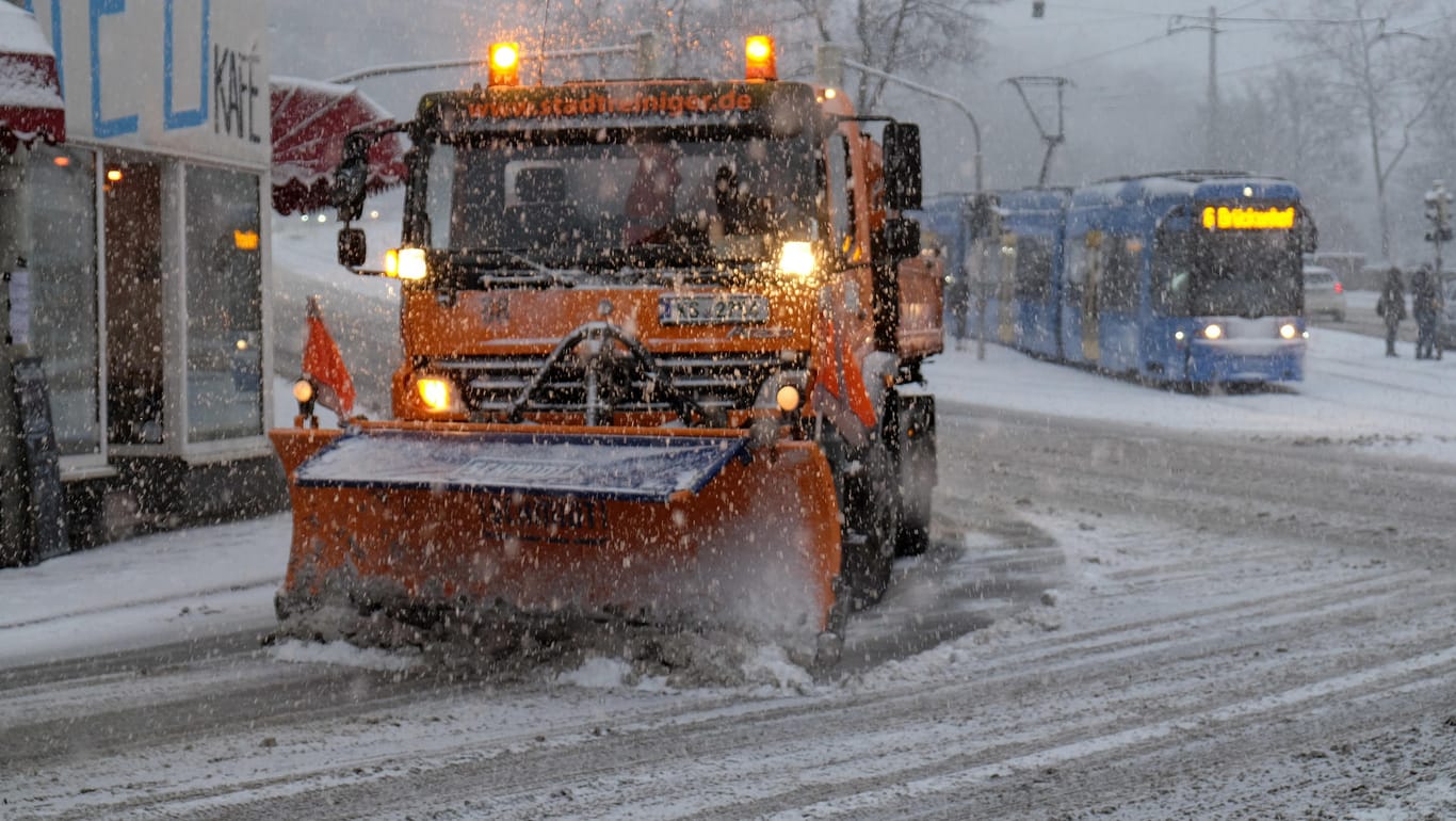 Ein Schneeräumfahrzeug ist in Kassel (Hessen) bei Schneefall im Einsatz.