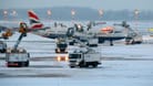 Ein Flugzeug wird am Flughafen Düsseldorf enteist. Durch Schnee und Eis kam es hier zu Beeinträchtigungen im Luftverkehr.