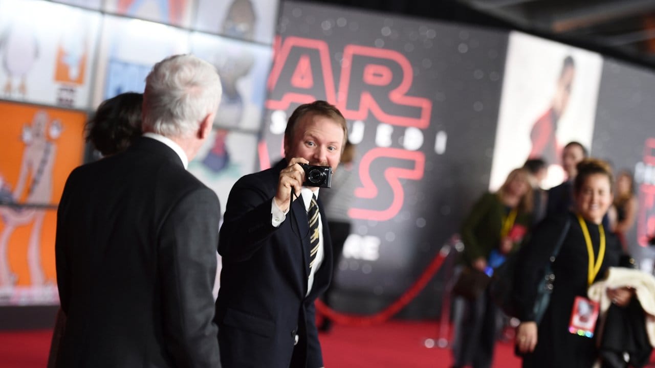 Ein Moment für die Ewigkeit: "Star Wars"-Regisseur Rian Johnson auf dem roten Teppich.