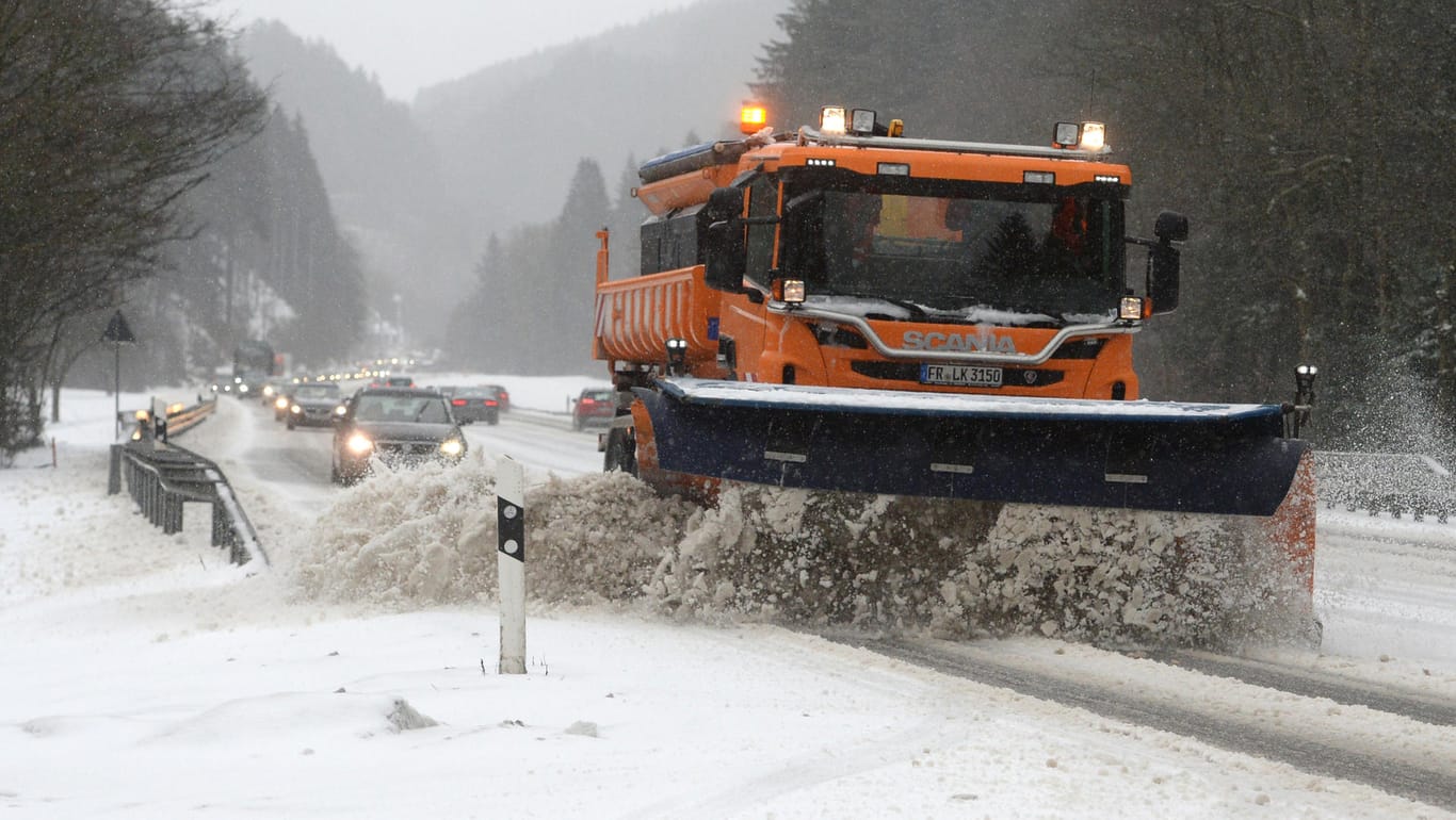 Ein Schneeräumfahrzeug befreit eine Fahrbahn auf der B31 bei Breitnau (Baden-Württemberg) im Höllental vom Neuschnee.