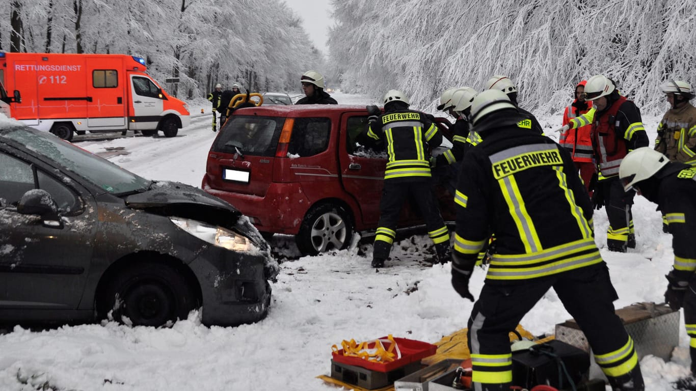 Feuerwehrleute sind nach einem Verkehrsunfall mit sieben Verletzten in Bedburg-Hau (Niederrhein) im Einsatz.