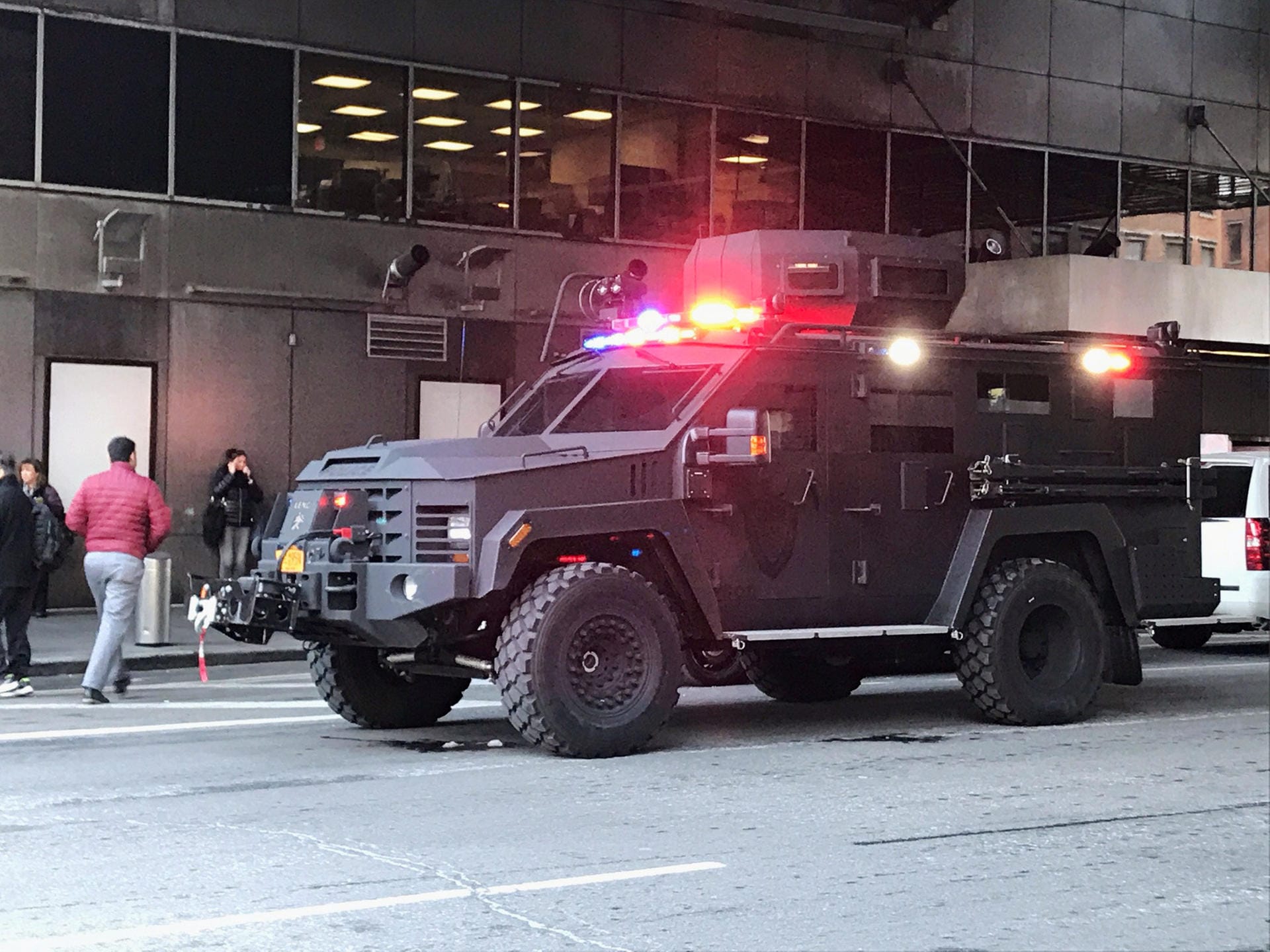 Auch bewaffnete Lastwagen der New Yorker Polizei patrouillieren in den Straßen.