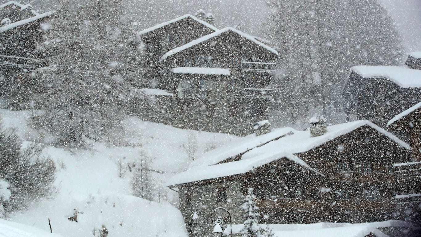 In Val d'Isere (Frankreich) bedeckt pünktlich zum Herren-Slalom dichter Schneefall Chalets.