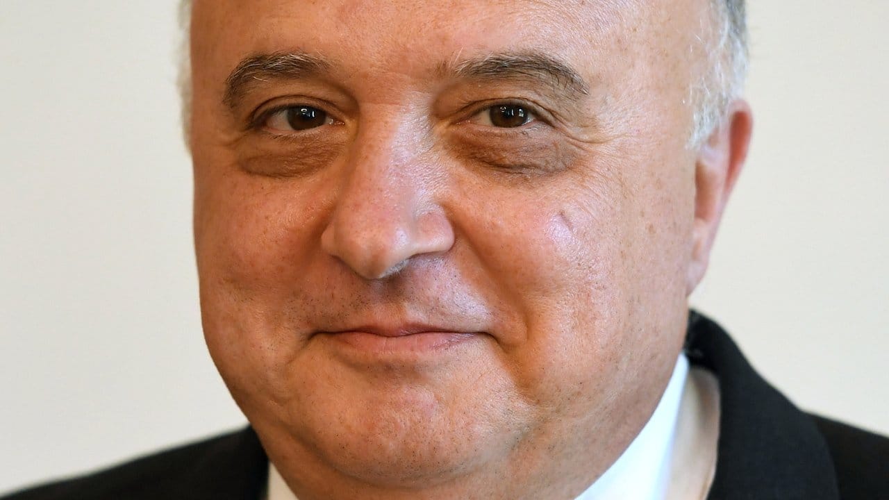 Israels Botschafter Jeremy Issacharoff: "Wer Flaggen verbrennt, verbrennt seinen Anstand und Toleranz. Israels Botschafter Jeremy Issacharoff: "Wer Flaggen verbrennt, verbrennt seinen Anstand und Toleranz.