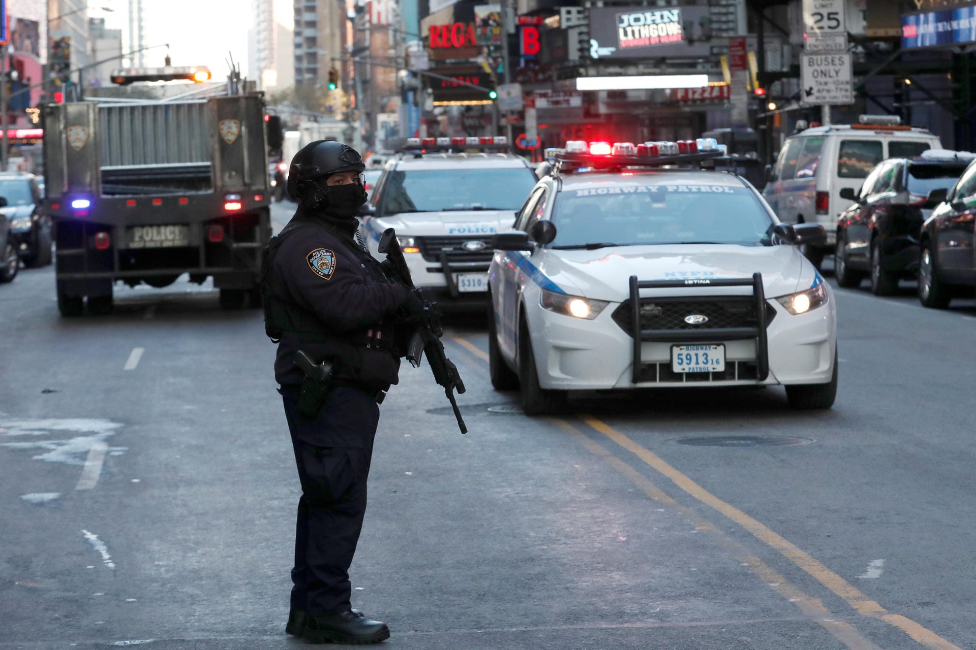 Die New Yorker Polizei ist schwer bewaffnet vor Ort.