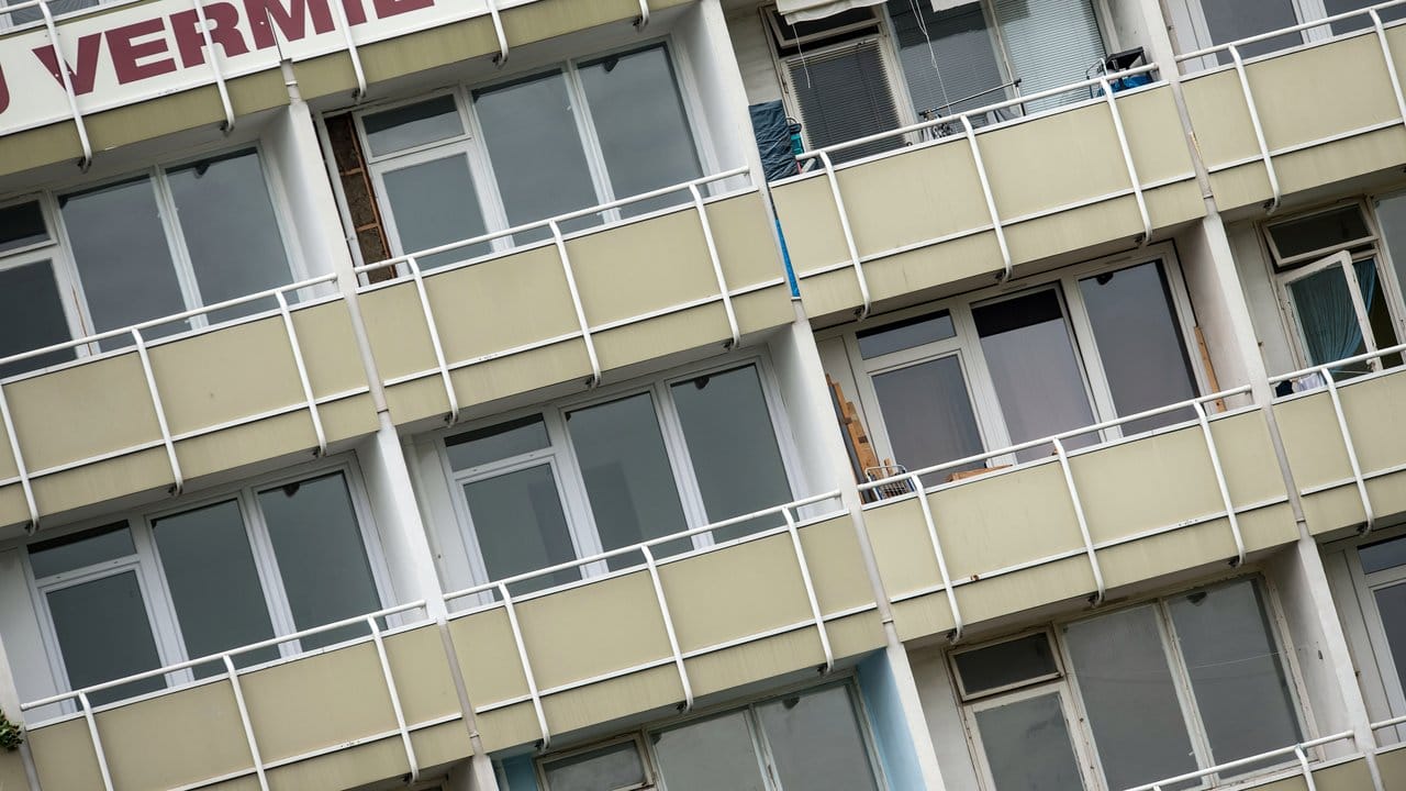 Plattenbauten sind noch zu haben: Leerstehende Wohnungen in einem Mietshaus in Berlin. Plattenbauten sind noch zu haben: Leerstehende Wohnungen in einem Mietshaus in Berlin.