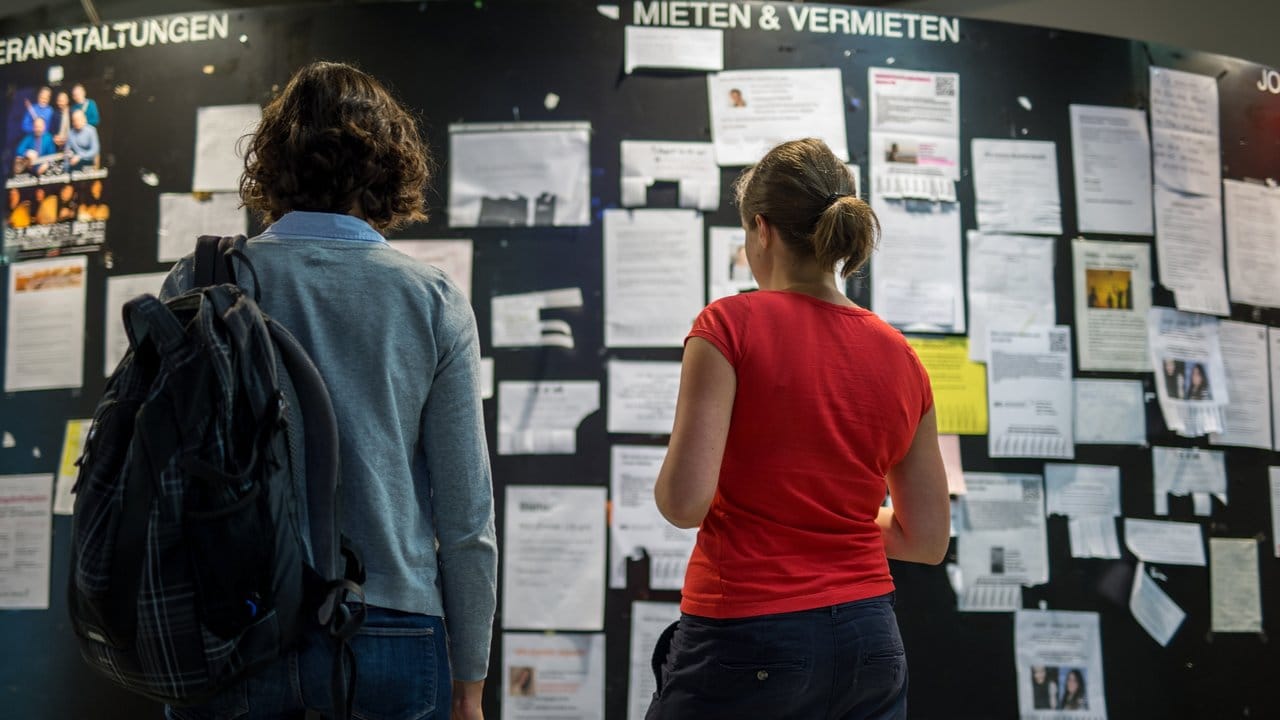 Die Mietpreise für Studierende liegen meist weit über dem, was sie sich leisten können. Die Mietpreise für Studierende liegen meist weit über dem, was sie sich leisten können.