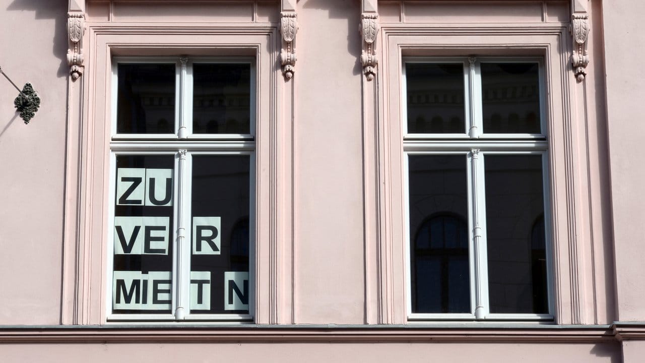 Zu vermieten - aber zu welchem Preis? Die Mietpreisbremse wird jetzt von den Verfassungsrichtern überprüft. Zu vermieten - aber zu welchem Preis? Die Mietpreisbremse wird jetzt von den Verfassungsrichtern überprüft.