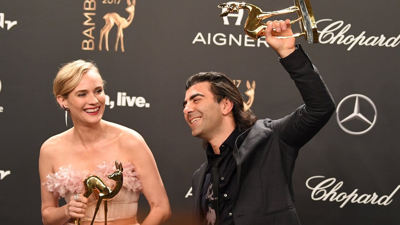 Kommt zum Bambi noch eine Weltkugel? Diane Kruger und Fatih Akin haben bei der Gala in Berlin für "Aus dem Nichts" den "Sonderpreis der Jury" bekommen.