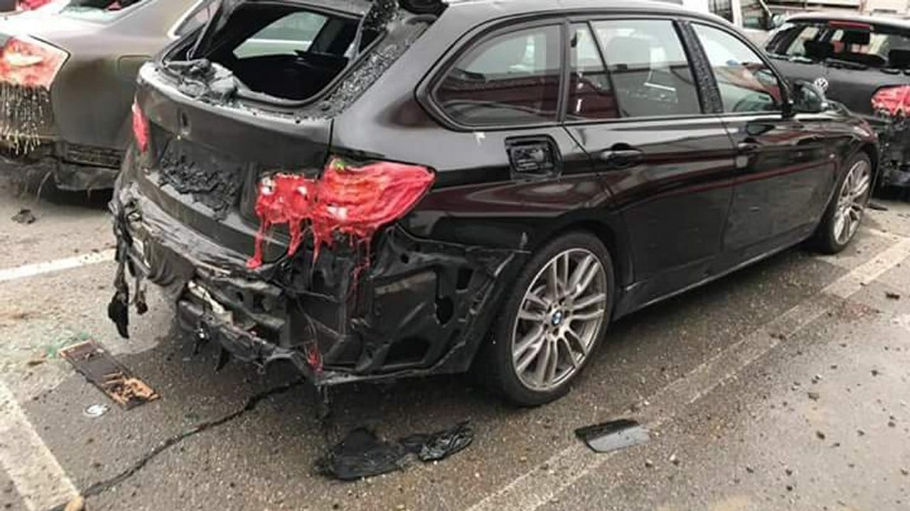 Nach der Explosion: Teilweise geschmolzene Autos in der Nähe der Gasstation.