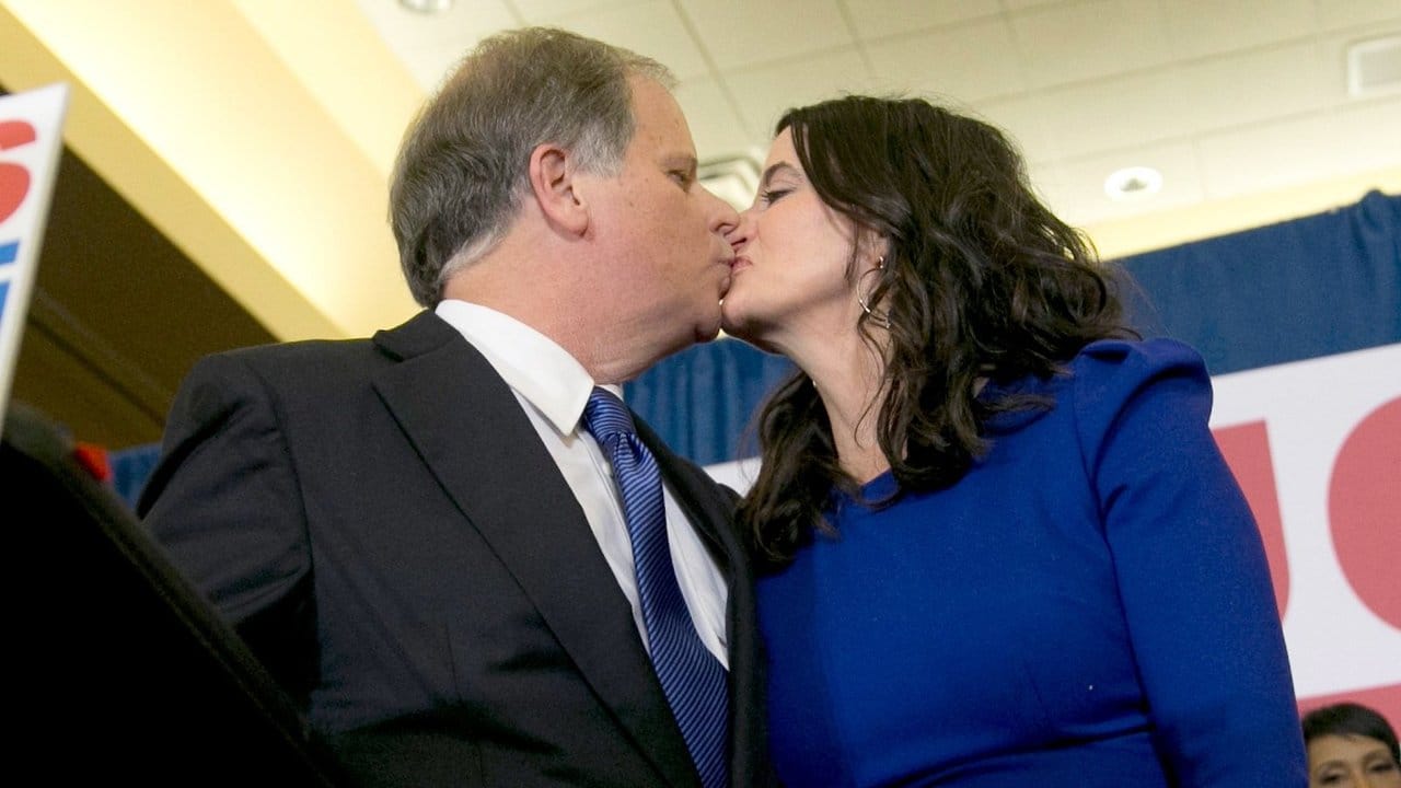 Wahlsieger Doug Jones küsst seine Frau Louise.