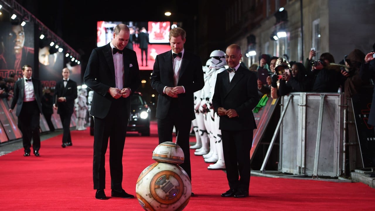 Die britischen Prinzen William (l) und Harry (M) mit dem Droiden BB-8 in London.
