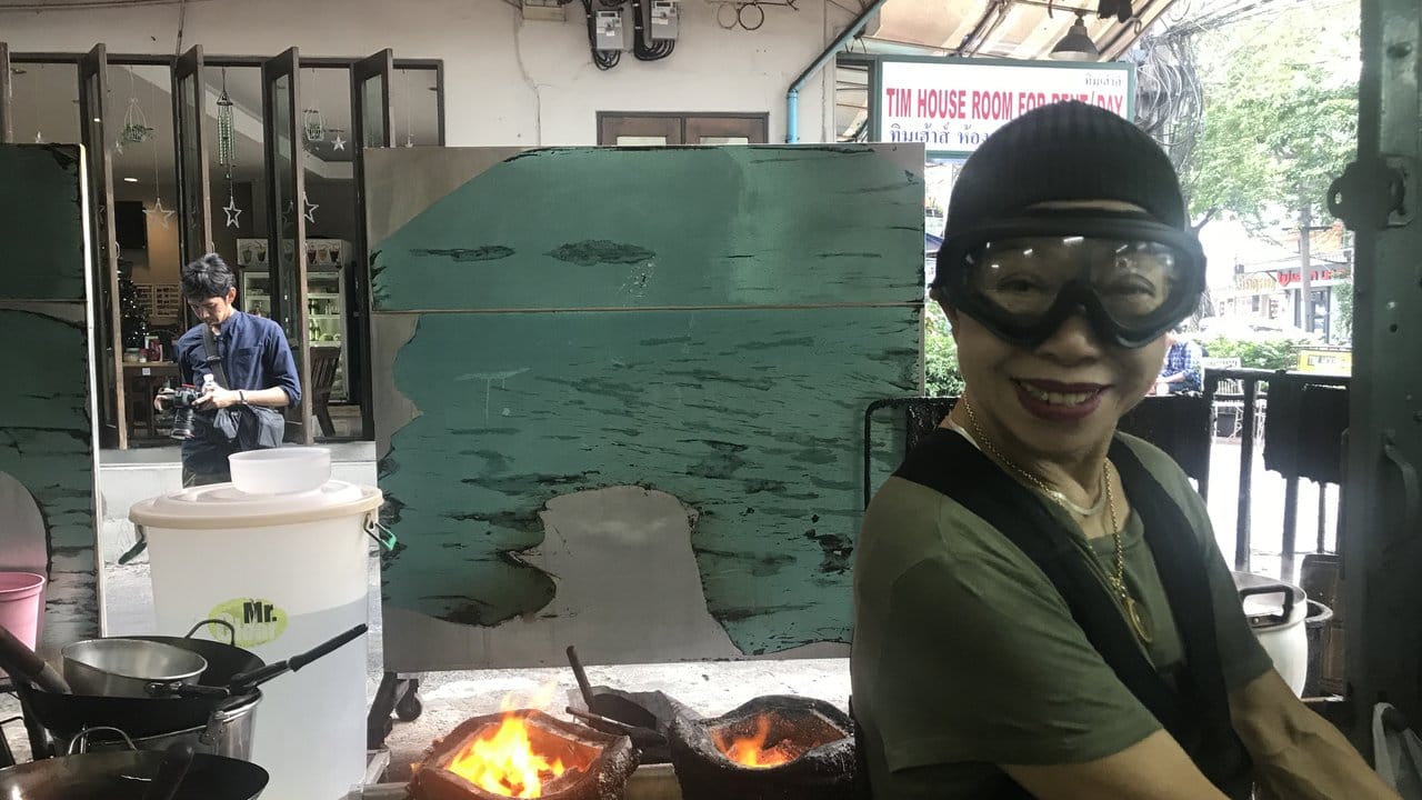 Die 72-jährige Köchin Jay Fai in ihrem Restaurant in Thailands Hauptstadt Bangkok.