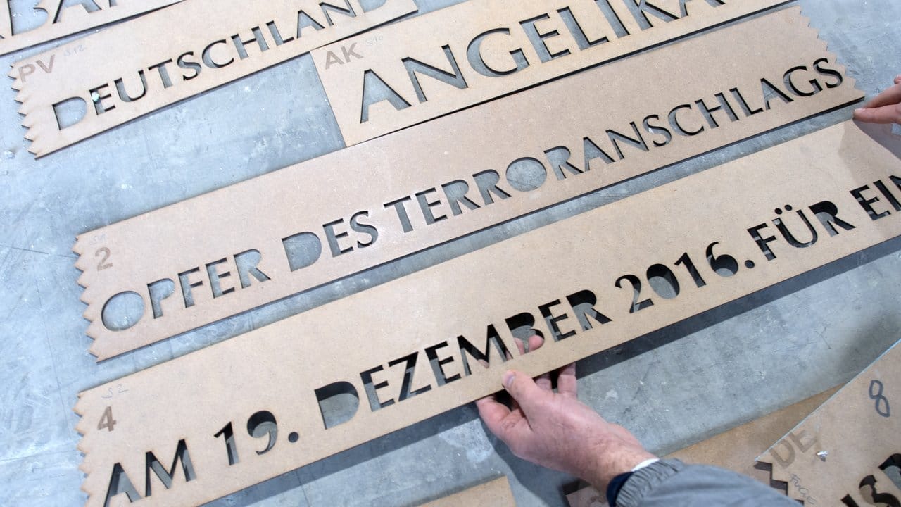 Schriftvorlagen für die zwölf Opfer des Berliner Terroranschlages.
