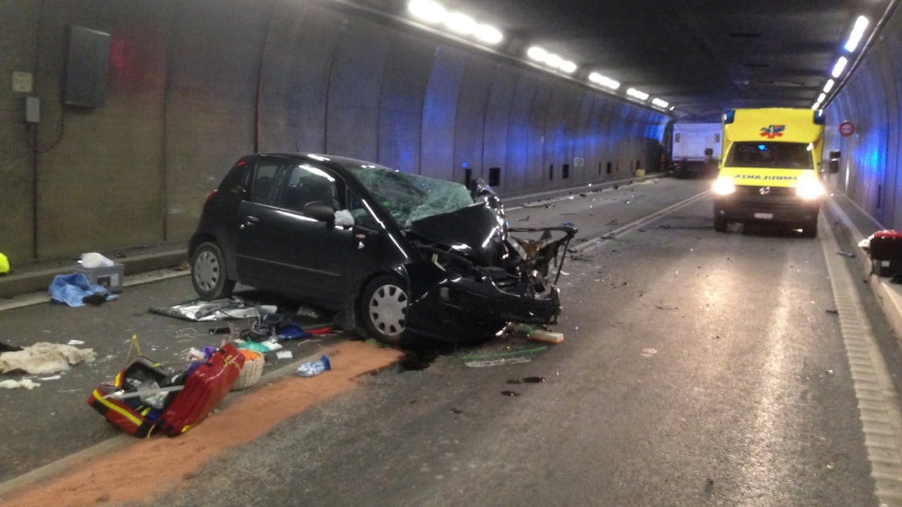 Warum das Fahrzeug von der Fahrbahn abkam, ist unklar. Warum das Fahrzeug von der Fahrbahn abkam, ist unklar.
