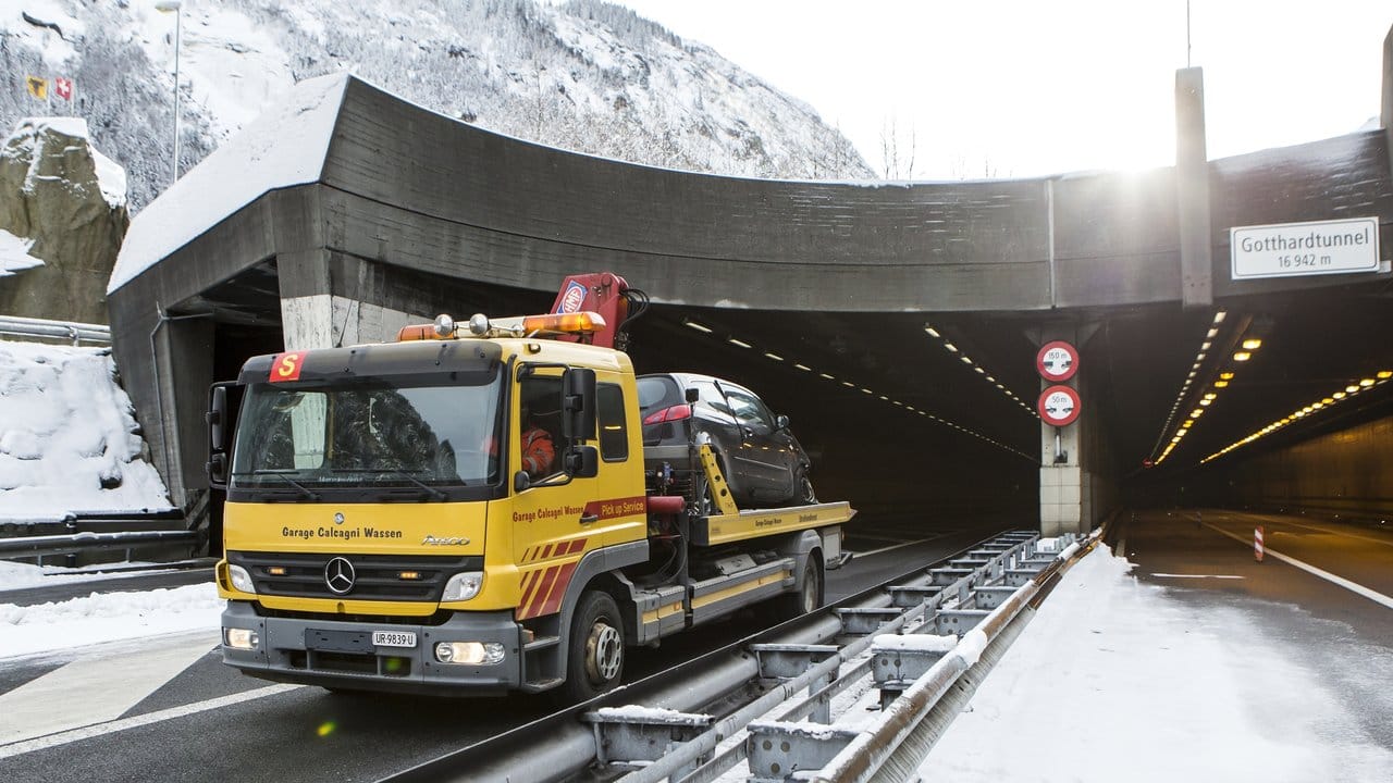 Bei dem Unfall im Gotthardtunnel wurden zwei Menschen getötet und mehrere verletzt. Bei dem Unfall im Gotthardtunnel wurden zwei Menschen getötet und mehrere verletzt.