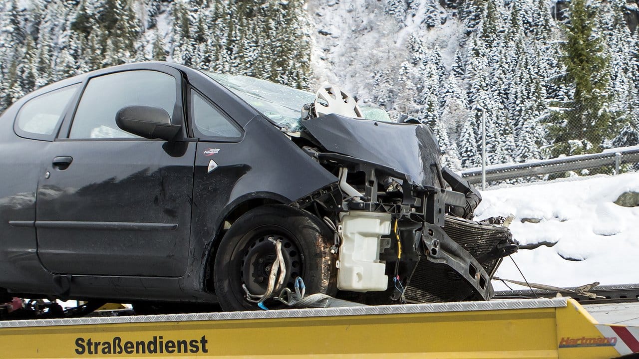 Ein Abschleppwagen transportiert eines der Unfallfahrzeuge ab. Ein Abschleppwagen transportiert eines der Unfallfahrzeuge ab.