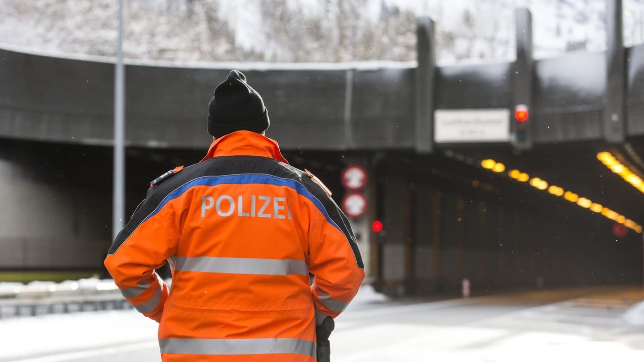 Hier ging zeitweise nichts mehr: Das gesperrte Nordportal des Gotthard-Tunnels. Hier ging zeitweise nichts mehr: Das gesperrte Nordportal des Gotthard-Tunnels.