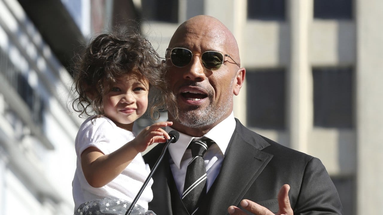 Die Familie sei ihm das Wichtigste, meint Dwayne Johnson, der mit Töchterchen Jasmine auf dem Arm seine Dankesrede hält. Die Familie sei ihm das Wichtigste, meint Dwayne Johnson, der mit Töchterchen Jasmine auf dem Arm seine Dankesrede hält.