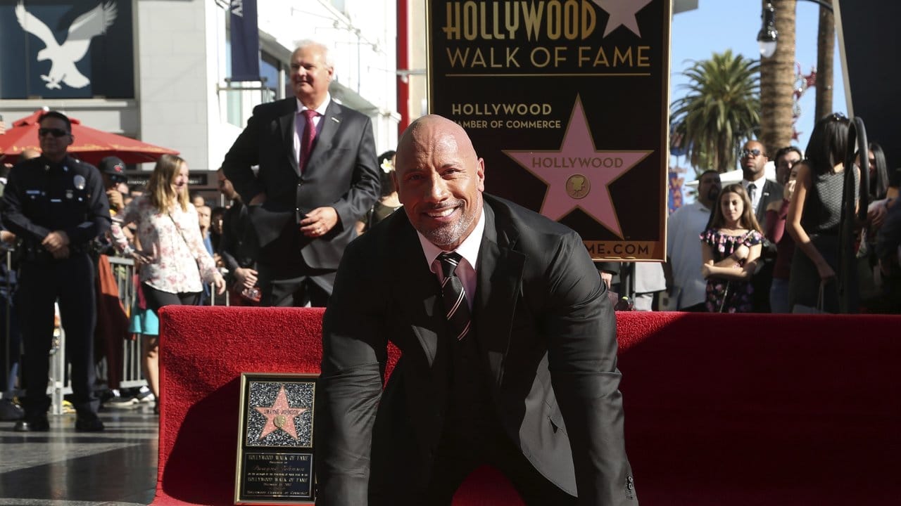 Ein Actionheld geht auf die Knie: Dwayne Johnson. Ein Actionheld geht auf die Knie: Dwayne Johnson.