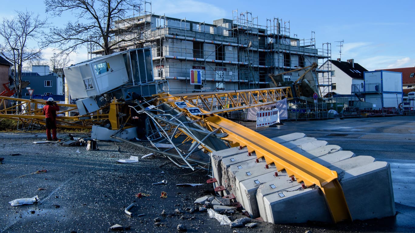 Ein umgestürzter Kran liegt auf einer Baustelle in Germering.
