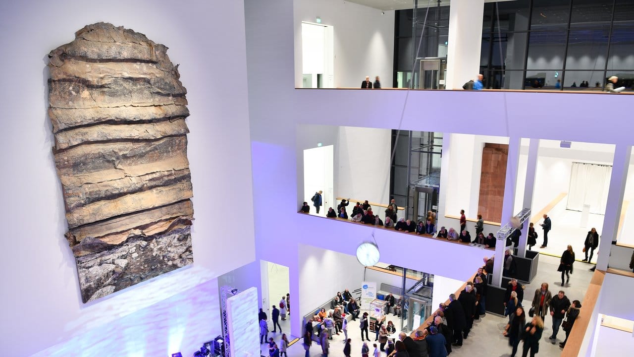 Anselm Kiefers Werk "Sefiroth" im Atrium der neu gebauten Kunsthalle Mannheim. Anselm Kiefers Werk "Sefiroth" im Atrium der neu gebauten Kunsthalle Mannheim.