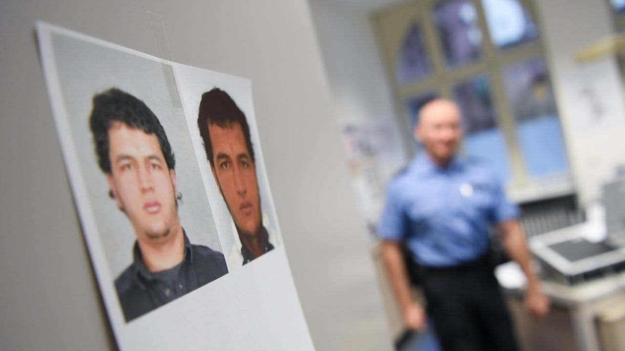 Fahndungsfotos von Anis Amri: Spätestens seit November 2015 wurde der Tunesier gezielt überwacht.