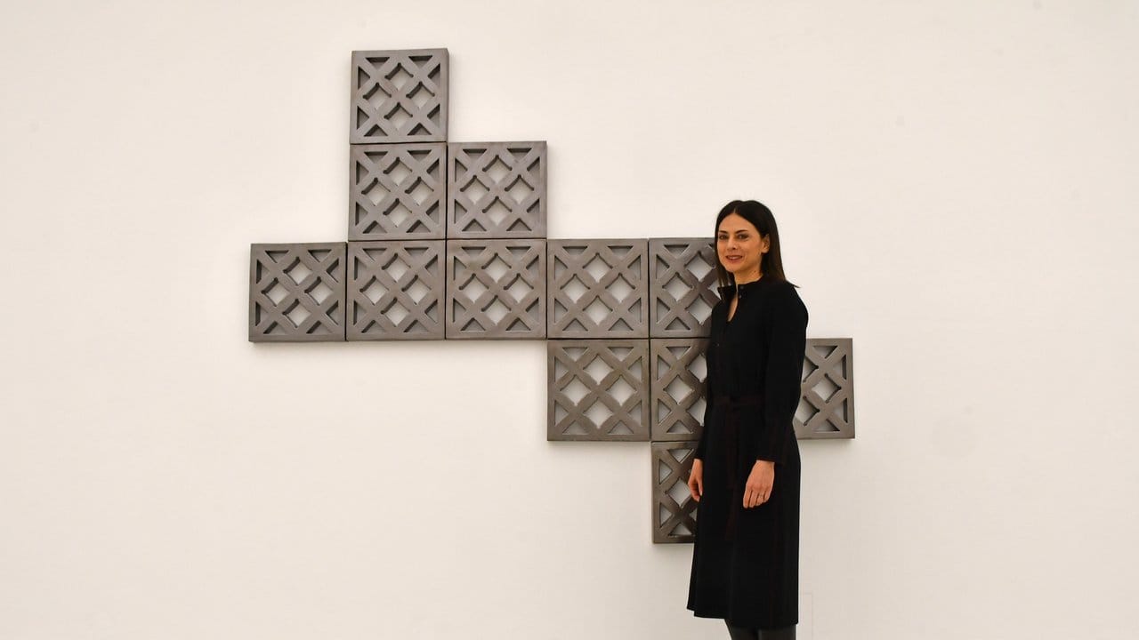 Bettina Pousttchi in der Kunsthalle Mainz vor einem ihrer Werke aus der Reihe "Framework".