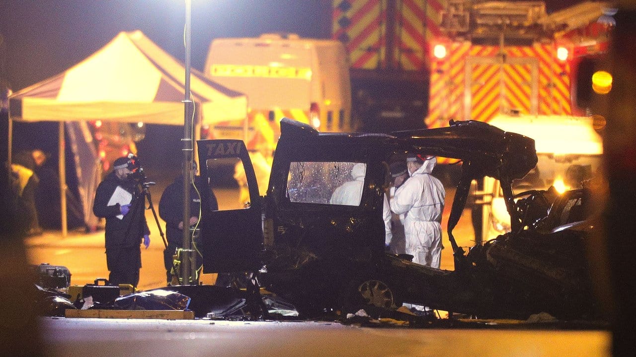 Spurensicherung und Ursachenforschung: Sechs Menschen starben bei diesem Unfall in Birmingham. Spurensicherung und Ursachenforschung: Sechs Menschen starben bei diesem Unfall in Birmingham.