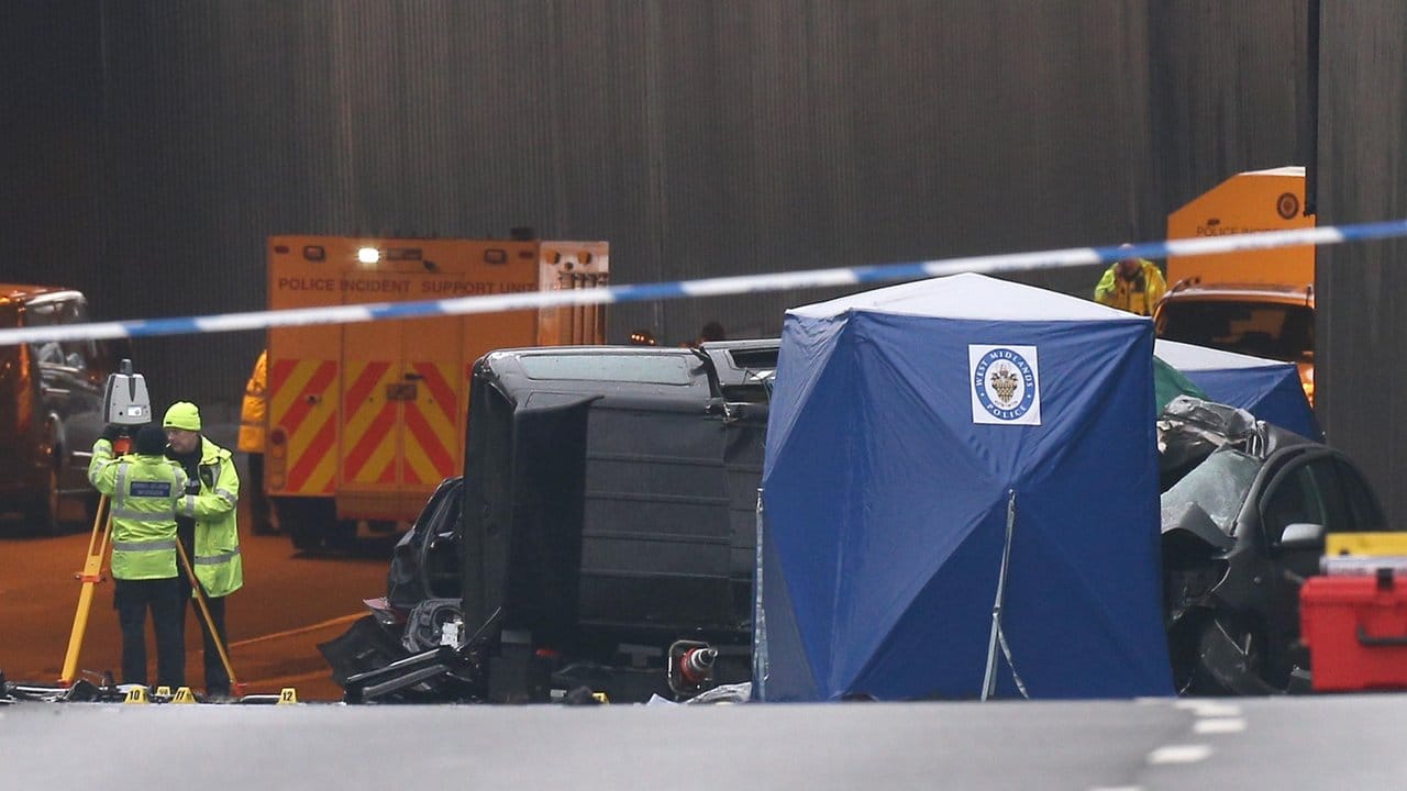 Stark beschädigte Fahrzeuge am Unfallort in Birmingham. Stark beschädigte Fahrzeuge am Unfallort in Birmingham.