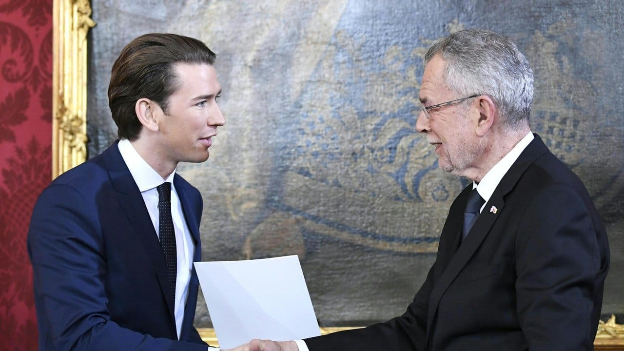 Bundespräsident Alexander Van der Bellen (r) vereidigt Sebastian Kurz. Bundespräsident Alexander Van der Bellen (r) vereidigt Sebastian Kurz.