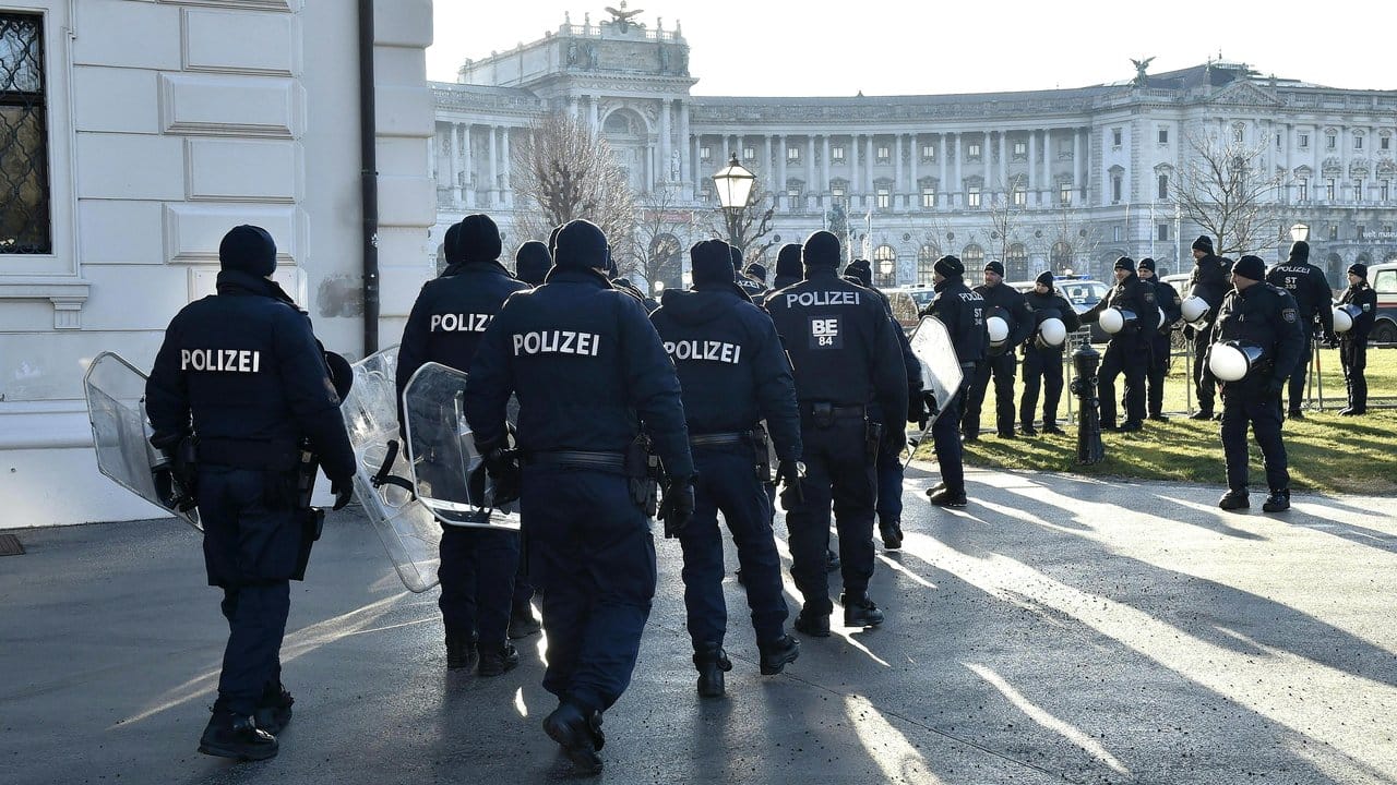 Die Polizei hatte das Areal rund um die Wiener Hofburg weiträumig abgesperrt. Die Polizei hatte das Areal rund um die Wiener Hofburg weiträumig abgesperrt.