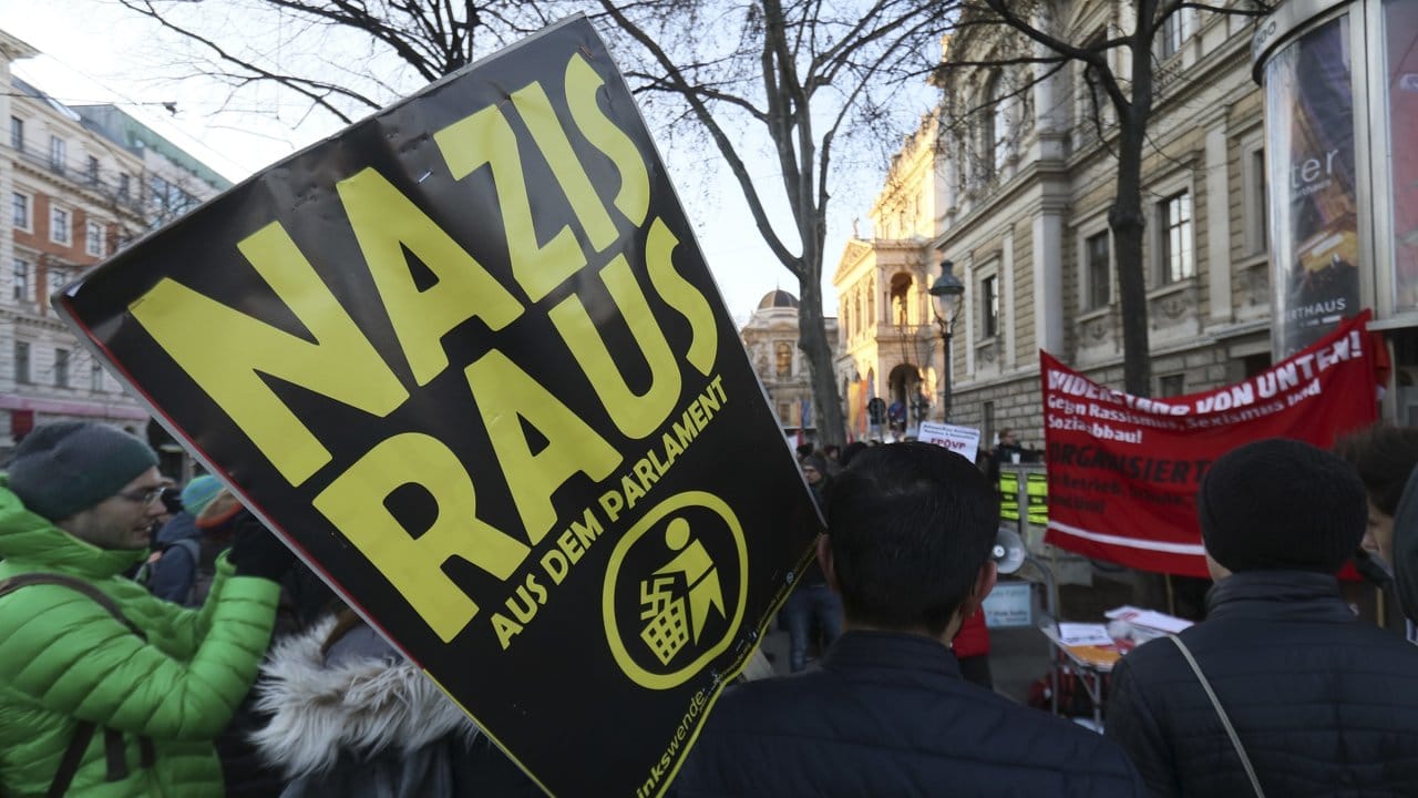 Demonstranten skandierten Parolen wie "Nazis raus" und "Wir wollen keine Nazi-Schweine". Demonstranten skandierten Parolen wie "Nazis raus" und "Wir wollen keine Nazi-Schweine".