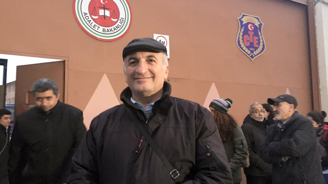 Vater Ali Riza Tolu wartet vor dem Gefängnis im Istanbuler Stadtteil Bakirköy auf seine Tochter Mesale Tolu.