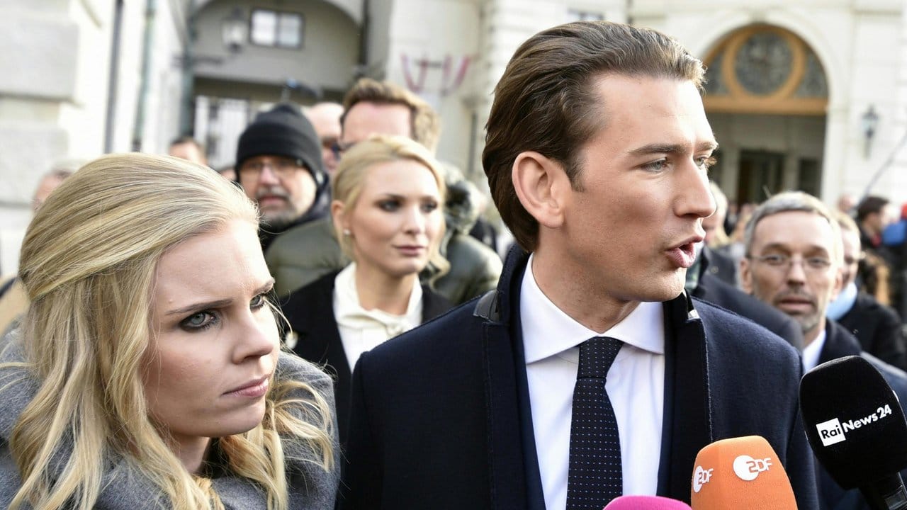 Österreichs neuer Bundeskanzler Sebastian Kurz und seine Freundin Susanne Thier sprechen nach der Vereidigung von Österreichs neuer Regierung in Wien mit Journalisten. Österreichs neuer Bundeskanzler Sebastian Kurz und seine Freundin Susanne Thier sprechen nach der Vereidigung von Österreichs neuer Regierung in Wien mit Journalisten.