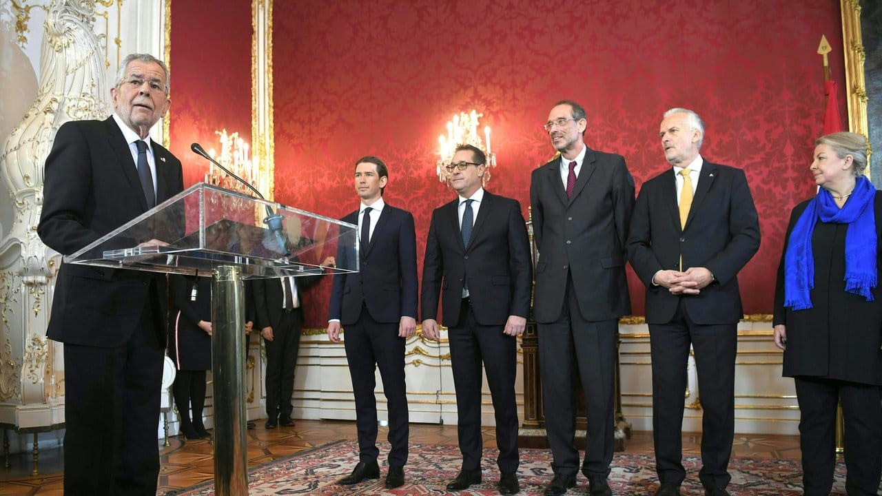Österreichs Bundespräsident Alexander Van der Bellen (l) mahnte in einer mehrminütigen Rede die Koalition zu einer verantwortungsvollen Politik gerade auch gegenüber Minderheiten. Österreichs Bundespräsident Alexander Van der Bellen (l) mahnte in einer mehrminütigen Rede die Koalition zu einer verantwortungsvollen Politik gerade auch gegenüber Minderheiten.
