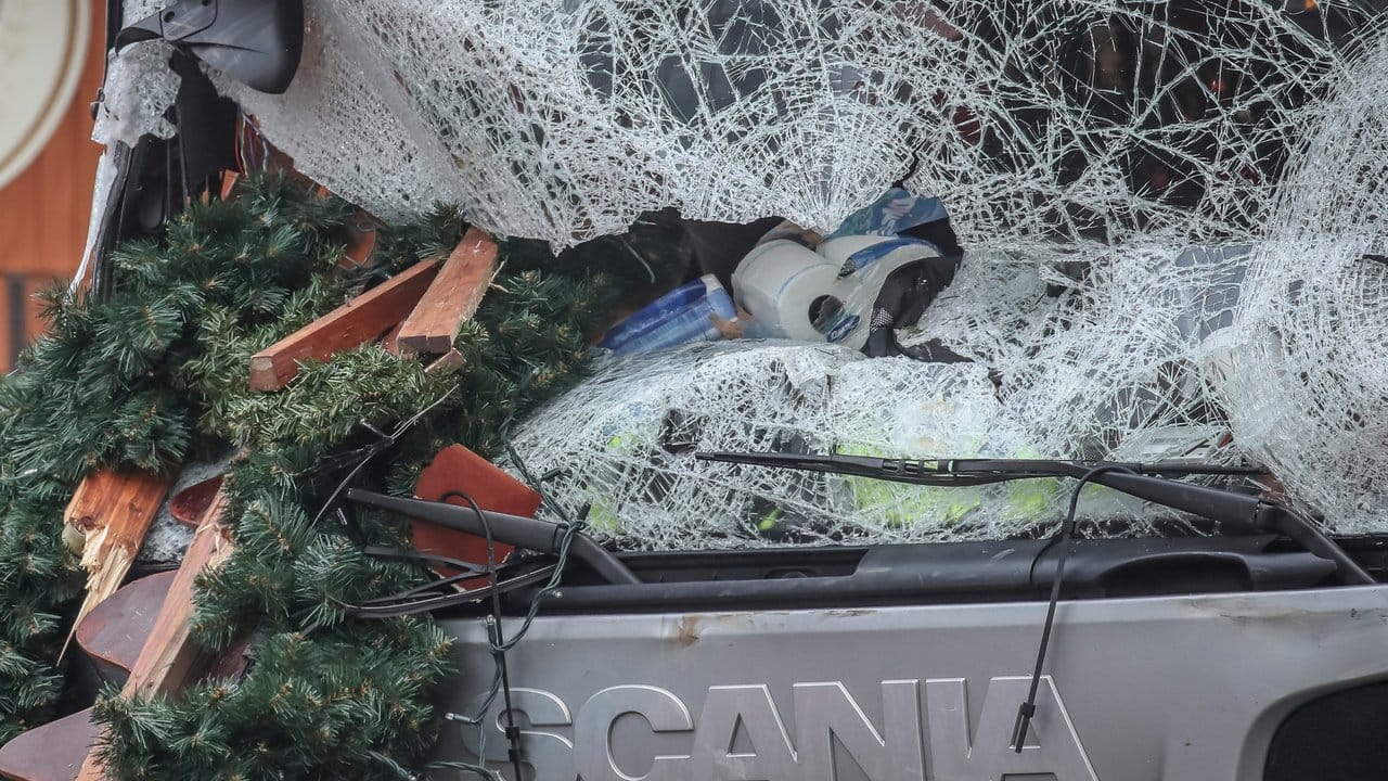 Die zerstörte Frontscheibe des vom Attentäter benutzetn LKW am Tag nach dem Anschlag auf dem Breitscheidplatz. Die zerstörte Frontscheibe des vom Attentäter benutzetn LKW am Tag nach dem Anschlag auf dem Breitscheidplatz.