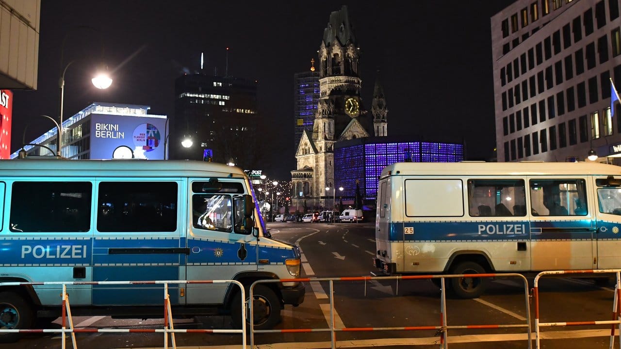 Polizeiwagen an einer Absperrung unweit der Gedächtniskirche. Polizeiwagen an einer Absperrung unweit der Gedächtniskirche.
