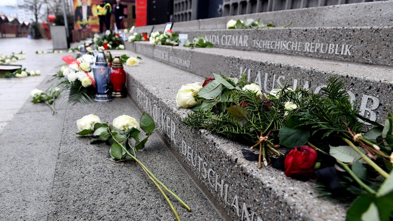 Blumen liegen an der Gedenkstätte für die Opfer des Anschlags. Blumen liegen an der Gedenkstätte für die Opfer des Anschlags.