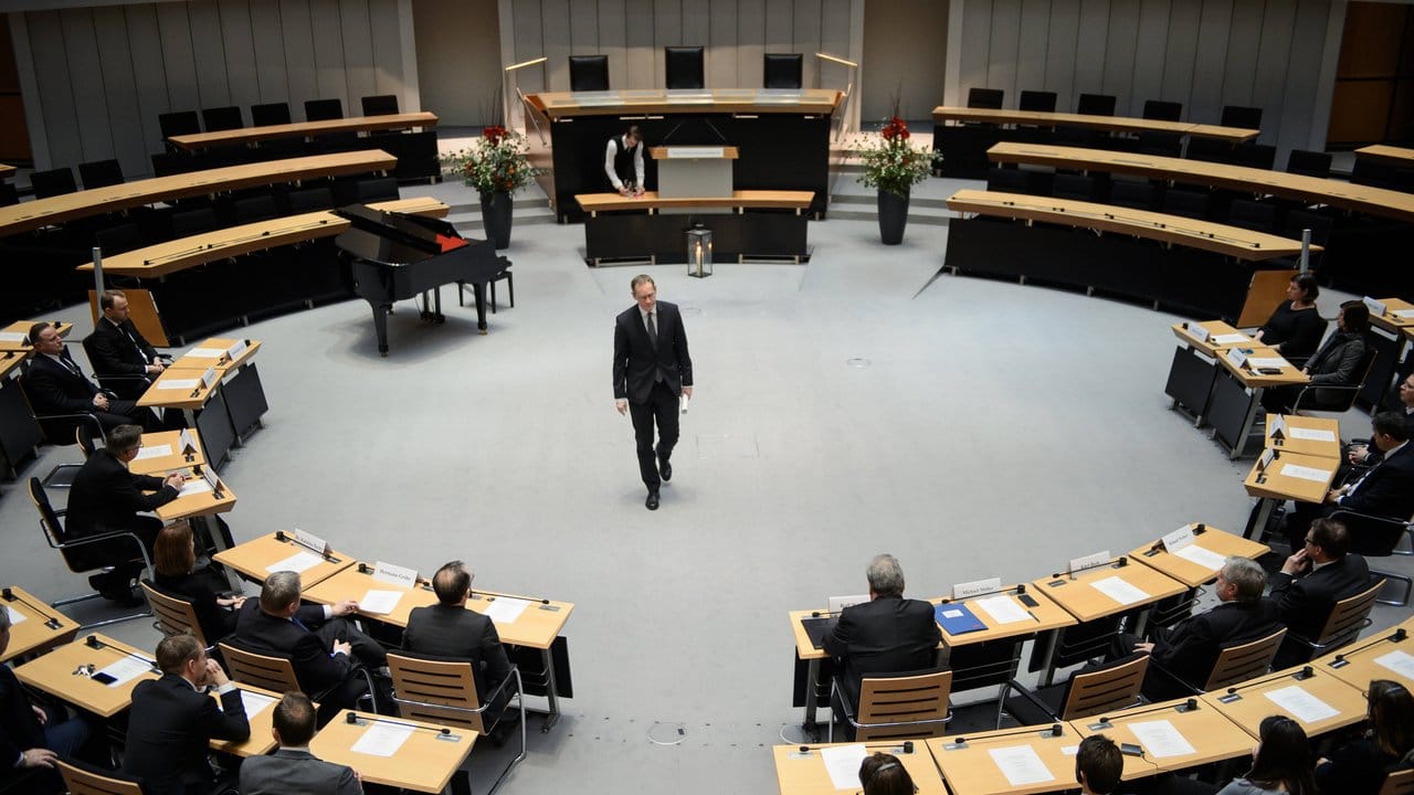Der Regierende Bürgermeister von Berlin, Michael Müller, geht im Berliner Abgeordnetenhaus nach seiner Rede durch den Plenarsaal. Der Regierende Bürgermeister von Berlin, Michael Müller, geht im Berliner Abgeordnetenhaus nach seiner Rede durch den Plenarsaal.