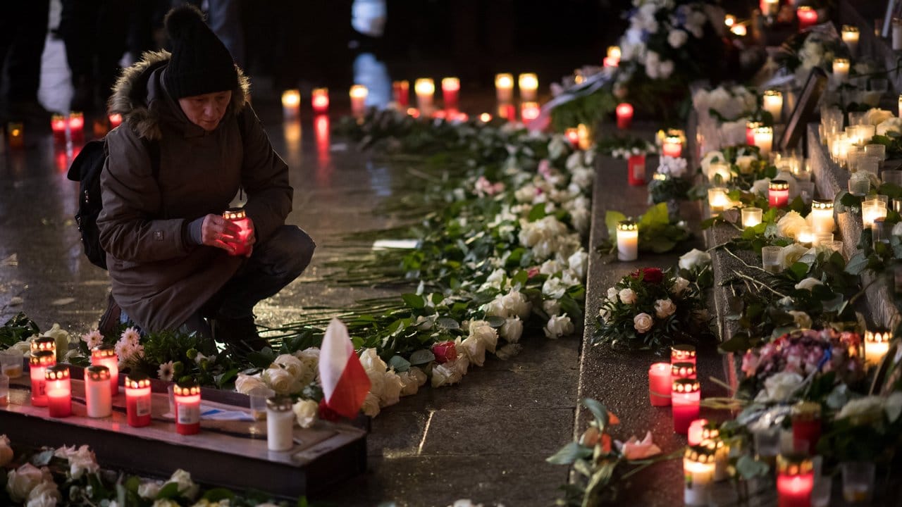 Gedenken am Breitscheidplatz: Eine Frau stellt für die Opfer des islamistischen Terroranschlags auf dem Weihnachtsmarkt an der Gedächtniskirche eine Kerze auf. Gedenken am Breitscheidplatz: Eine Frau stellt für die Opfer des islamistischen Terroranschlags auf dem Weihnachtsmarkt an der Gedächtniskirche eine Kerze auf.