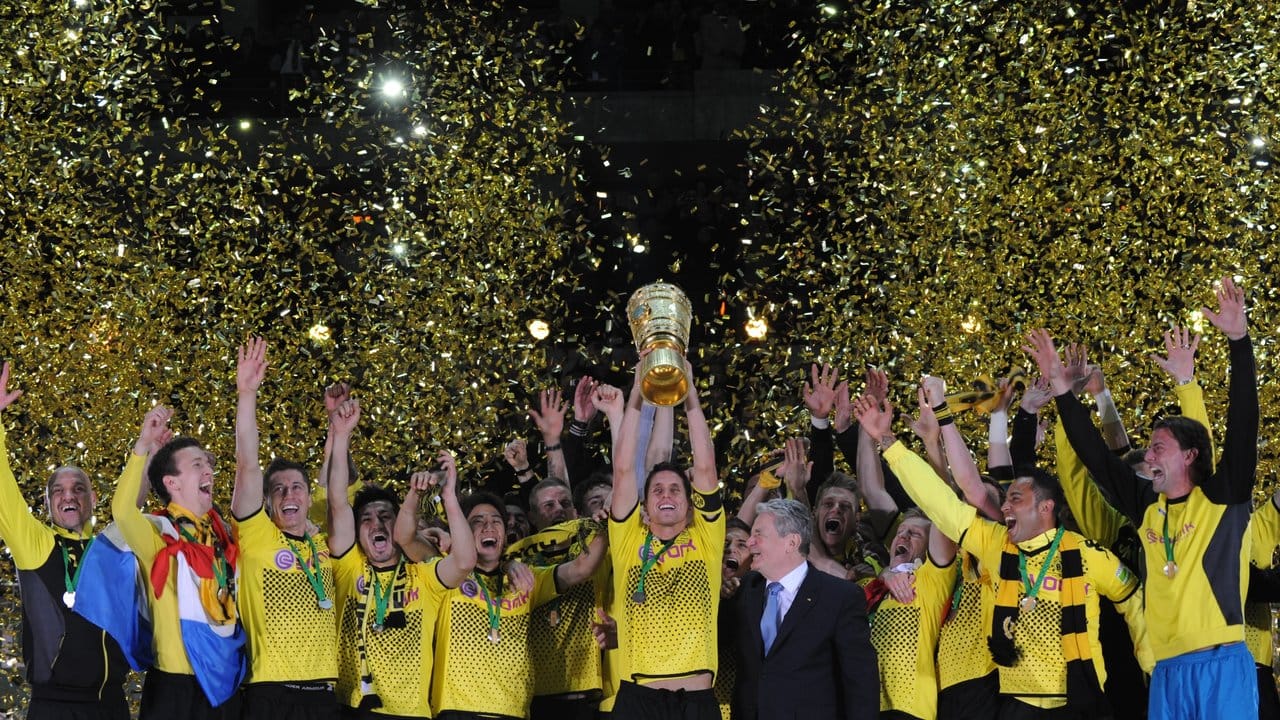 Meister Borussia Dortmund krönt in einem denkwürdigen Finale eine traumhafte Saison und feiert das erste Double. Meister Borussia Dortmund krönt in einem denkwürdigen Finale eine traumhafte Saison und feiert das erste Double.